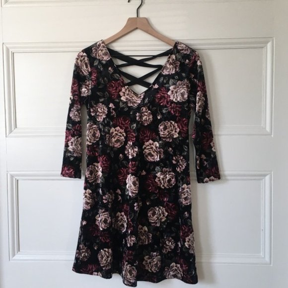 A. Byer Dresses & Skirts - Floral Deep V Neck Faux Velvet 3/4 Sleeve